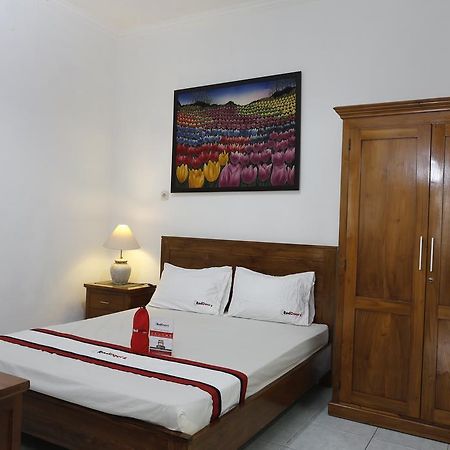 Отель Reddoorz Near Adisucipto Airport Джокьякарта Экстерьер фото