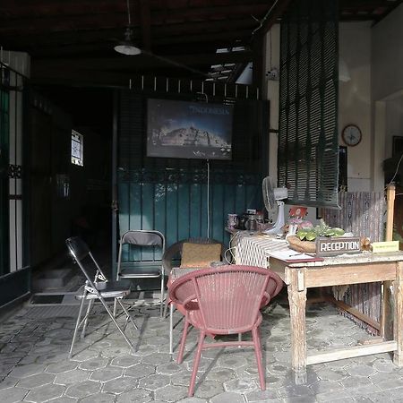 Отель Reddoorz Near Adisucipto Airport Джокьякарта Экстерьер фото