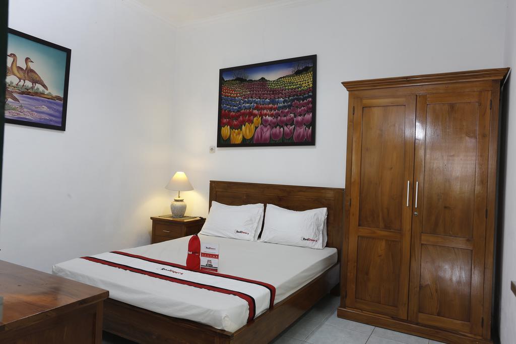 Отель Reddoorz Near Adisucipto Airport Джокьякарта Экстерьер фото