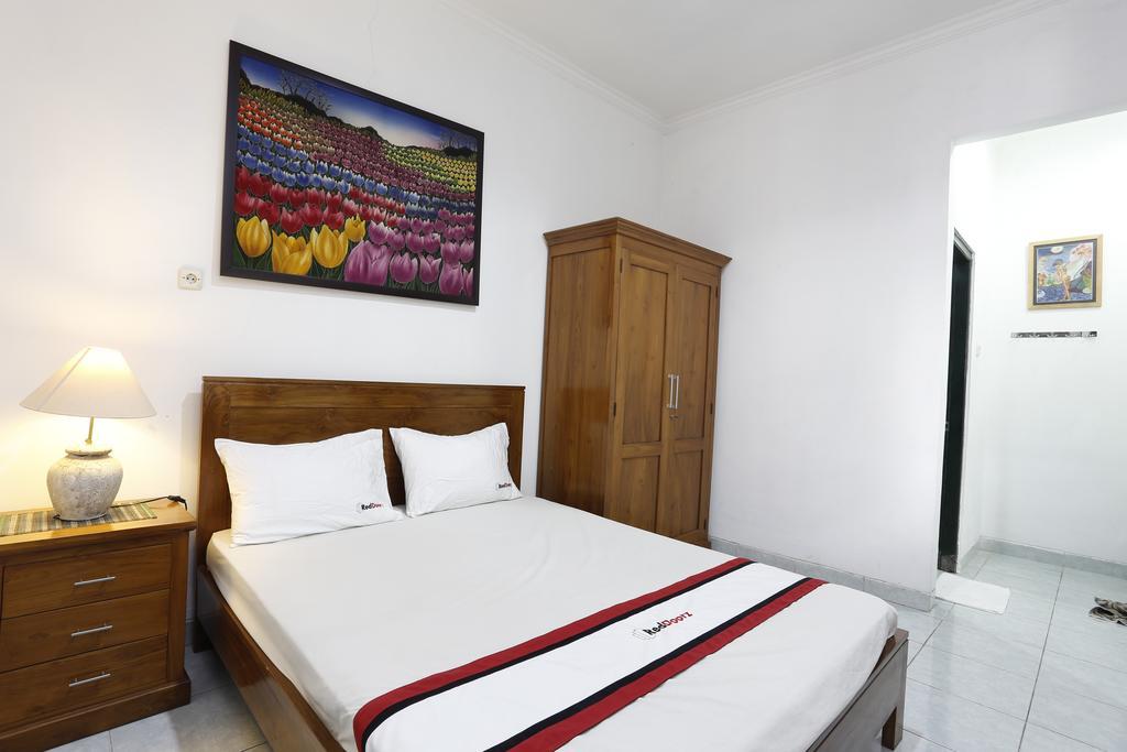 Отель Reddoorz Near Adisucipto Airport Джокьякарта Экстерьер фото