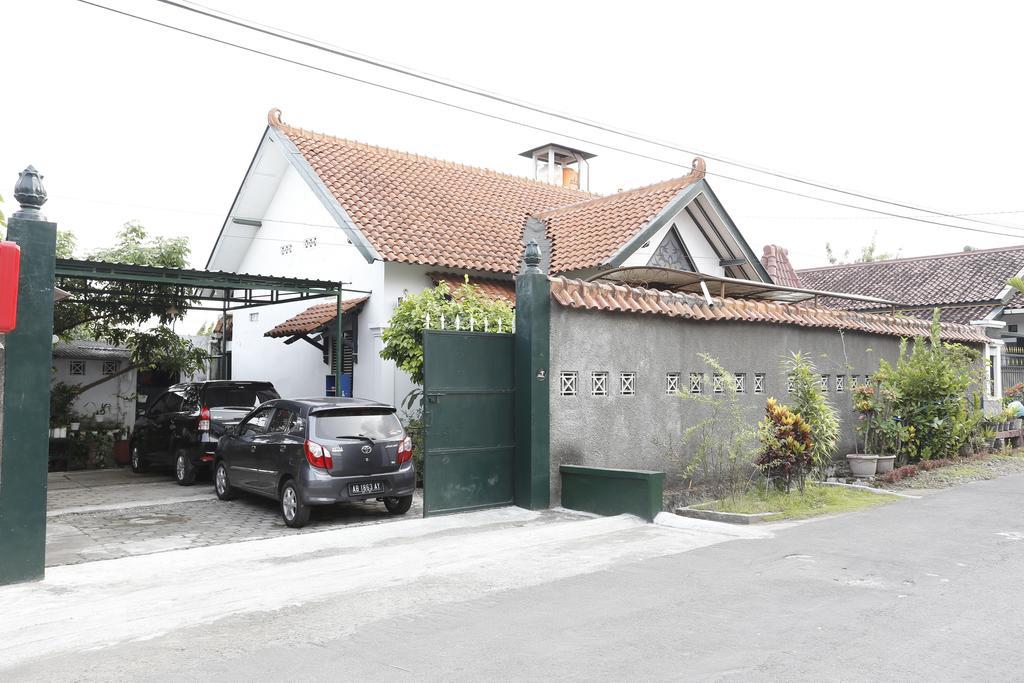 Отель Reddoorz Near Adisucipto Airport Джокьякарта Экстерьер фото