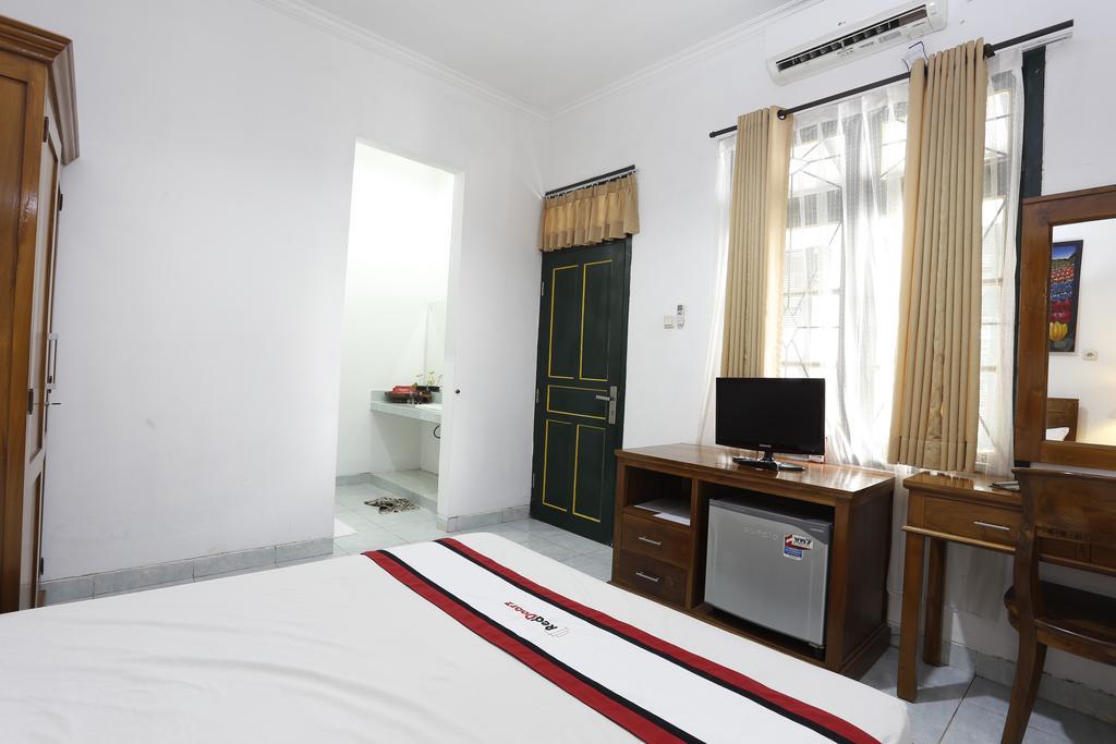 Отель Reddoorz Near Adisucipto Airport Джокьякарта Экстерьер фото