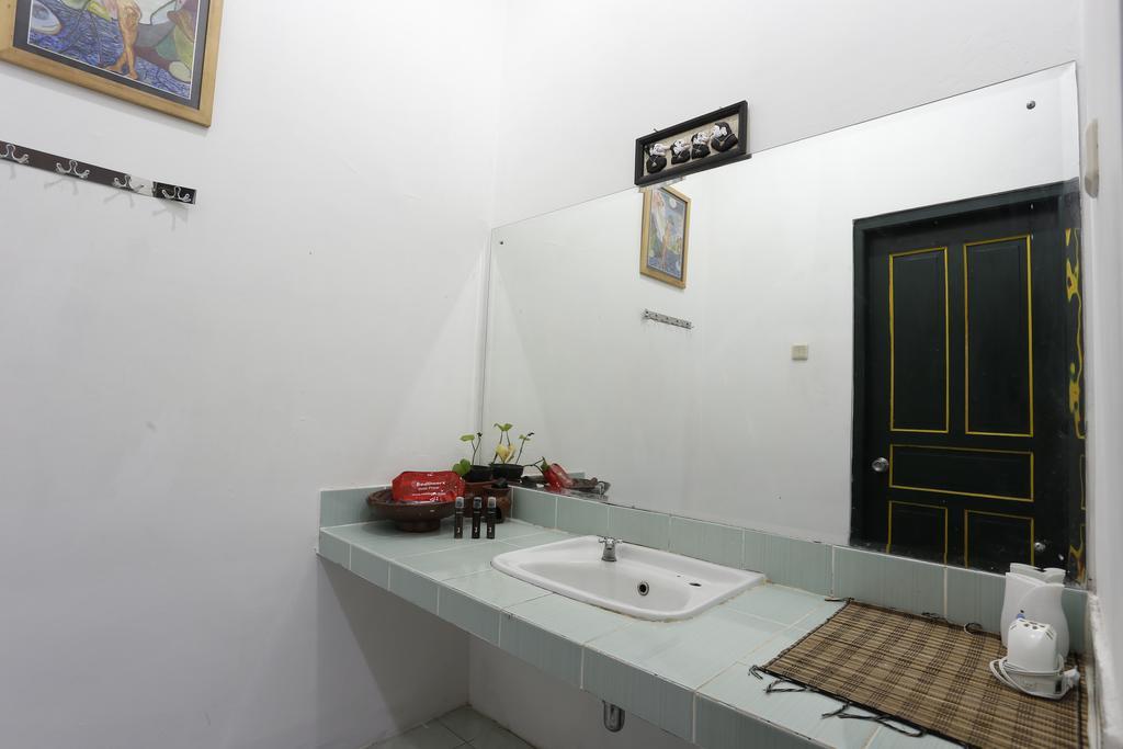 Отель Reddoorz Near Adisucipto Airport Джокьякарта Экстерьер фото