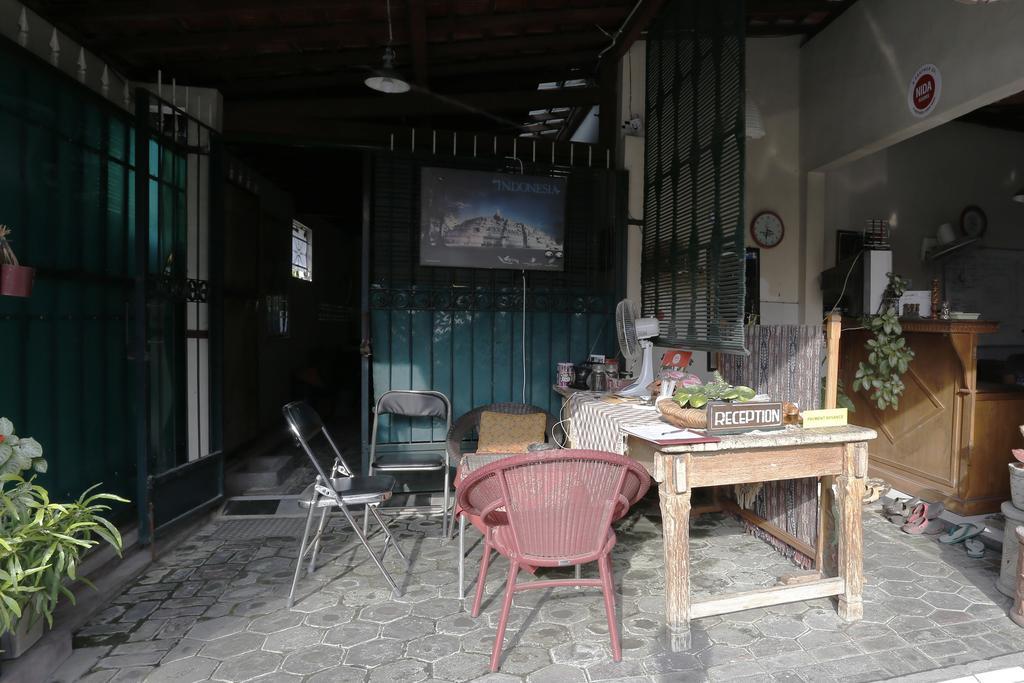 Отель Reddoorz Near Adisucipto Airport Джокьякарта Экстерьер фото