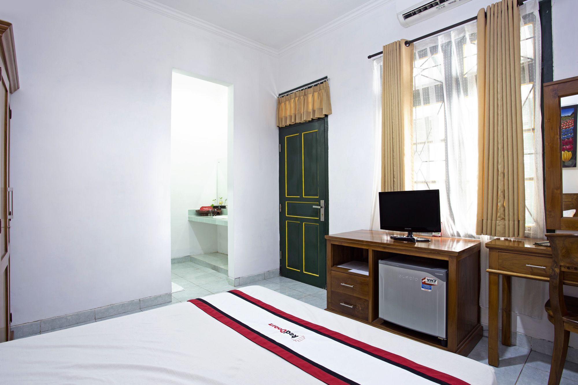 Отель Reddoorz Near Adisucipto Airport Джокьякарта Экстерьер фото