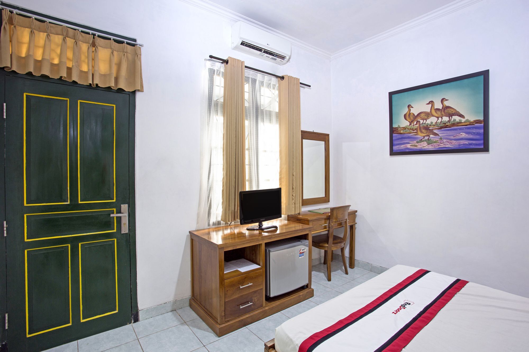 Отель Reddoorz Near Adisucipto Airport Джокьякарта Экстерьер фото