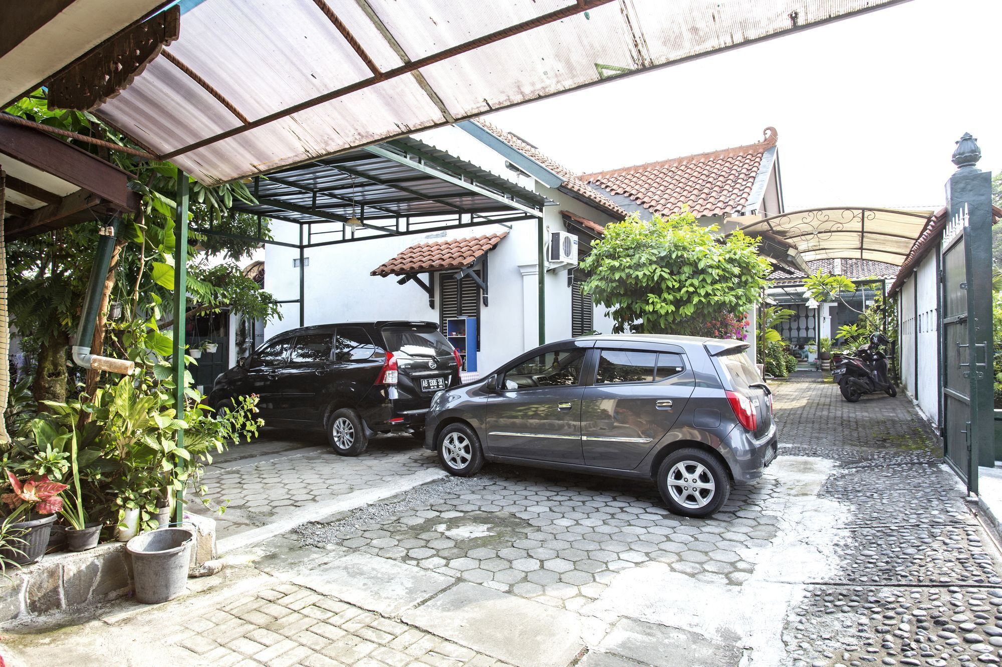 Отель Reddoorz Near Adisucipto Airport Джокьякарта Экстерьер фото