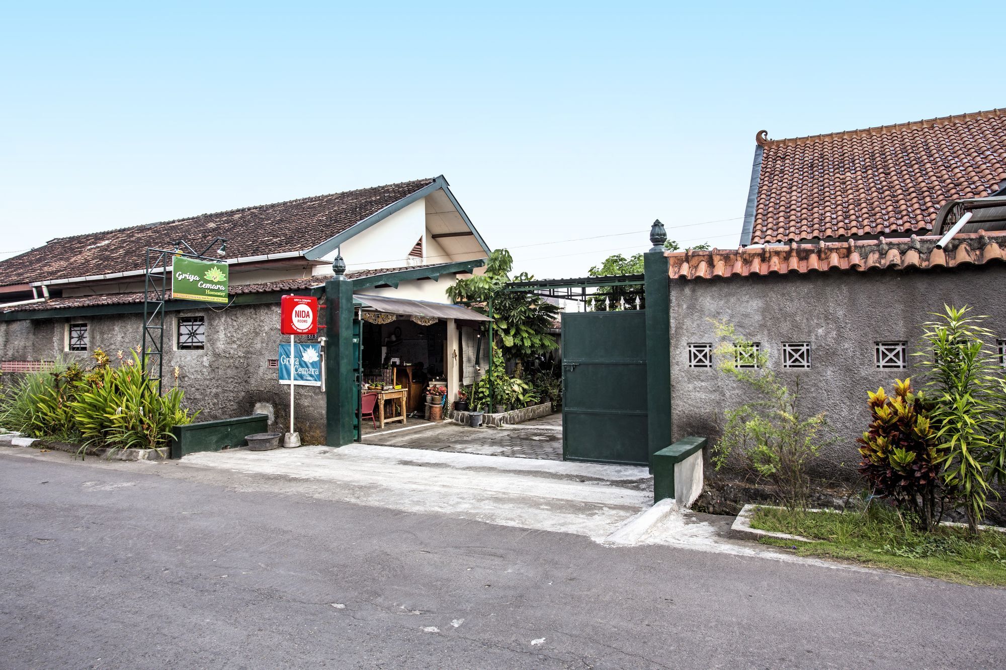 Отель Reddoorz Near Adisucipto Airport Джокьякарта Экстерьер фото